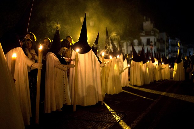 Penitentes da irmandade "La Estrella" participam de procissão em Sevilha, Espanha - 10/04/2017
