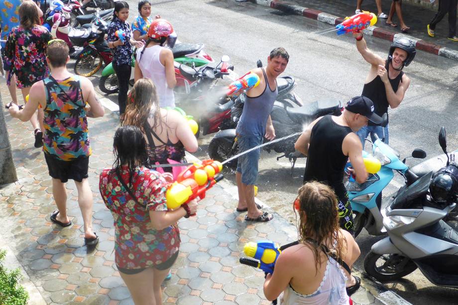 Foliões participam de uma "guerra" de água, durante o festival Songkran em Bangcoc, Tailândia