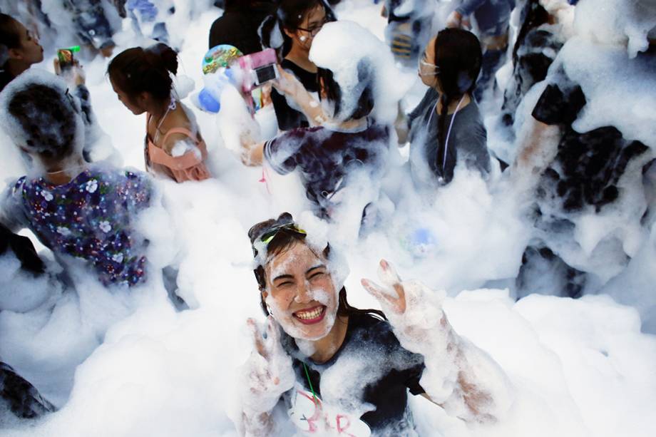 Foliões celebram o festival Songkran em uma festa de espuma em Bangcoc, Tailândiabrations in Bangkok, Thailand April 13, 2017. REUTERS/Jorge Silva