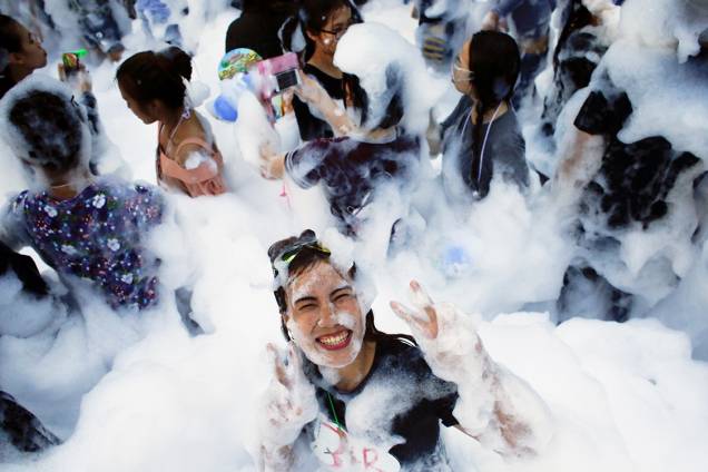 Foliões celebram o festival Songkran em uma festa de espuma em Bangcoc, Tailândiabrations in Bangkok, Thailand April 13, 2017. REUTERS/Jorge Silva Foliões celebram o festival Songkran em uma festa de espuma em Bangcoc, Tailândiabrations in Bangkok, Thailand April 13, 2017. REUTERS/Jorge Silva