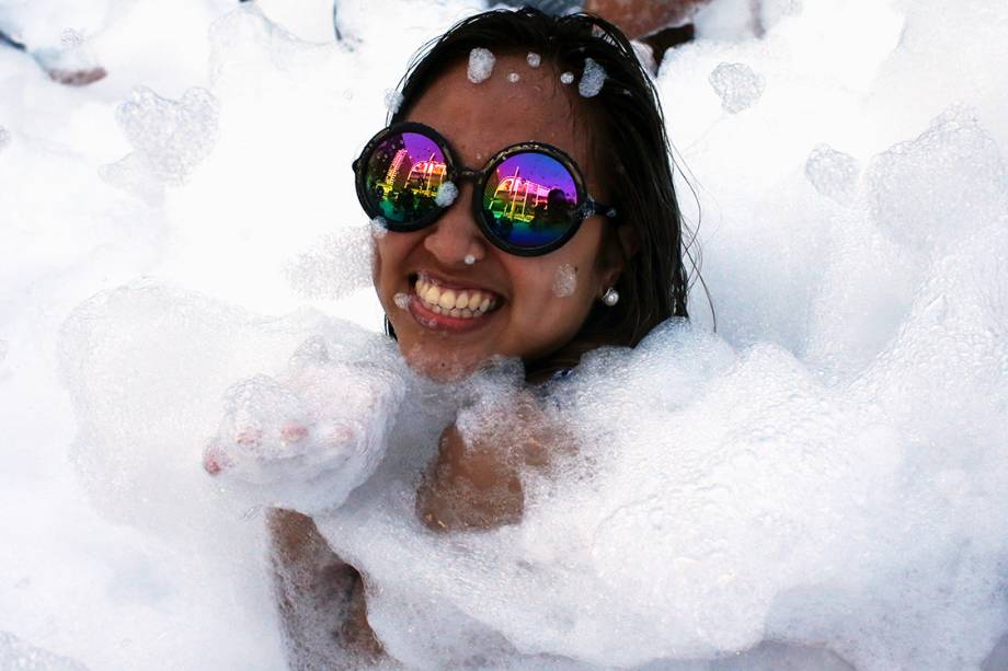 Foliões celebram o festival Songkran em uma festa de espuma em Bangcoc, Tailândia