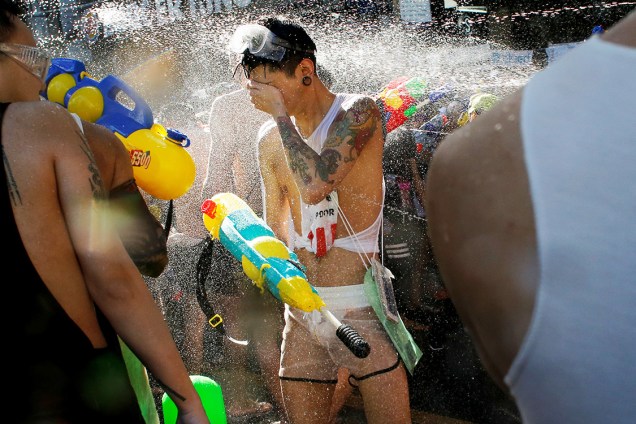 Foliões participam de uma "guerra" de água, durante o festival Songkran em Bangcoc, Tailândia