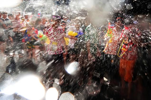 Foliões participam de uma "guerra" de água, durante o festival Songkran em Bangcoc, Tailândia Foliões participam de uma "guerra" de água, durante o festival Songkran em Bangcoc, Tailândia