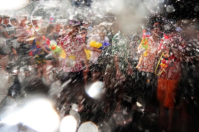 Foliões participam de uma "guerra" de água, durante o festival Songkran em Bangcoc, Tailândia