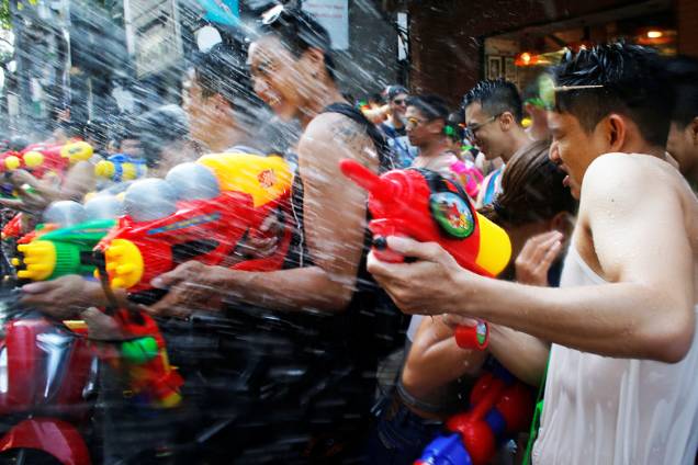 Foliões participam de uma "guerra" de água, durante o festival Songkran em Bangcoc, Tailândia Foliões participam de uma "guerra" de água, durante o festival Songkran em Bangcoc, Tailândia