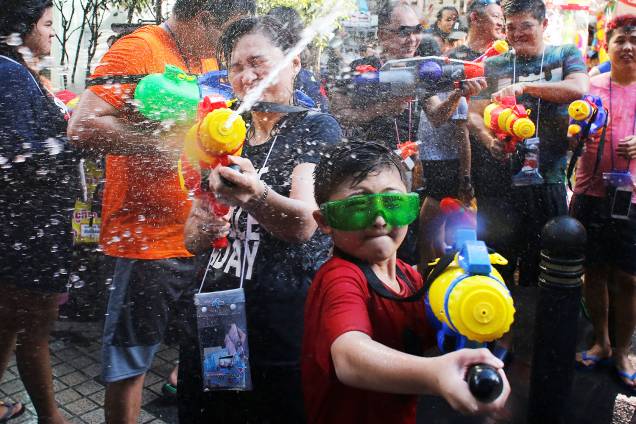 Foliões participam de uma "guerra" de água, durante o festival Songkran em Bangcoc, Tailândia Foliões participam de uma "guerra" de água, durante o festival Songkran em Bangcoc, Tailândia