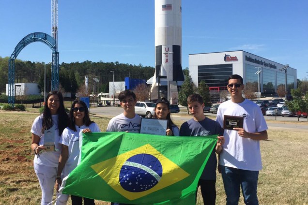 Estudantes brasileiros participam de competição da Nasa, onde levaram dois prêmios