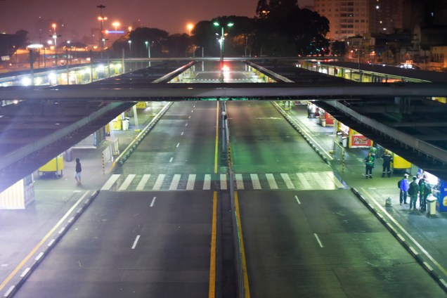 Terminal Parque Dom Pedro II no centro de São Paulo, amanhece vazio durante paralisação de motoristas e cobradores - 28/04/2017