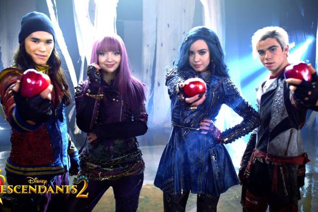 Filme “Os Descendentes 2” Jay (Booboo Stewart), Mal (Dove Cameron), Evie (Sofia Carson) e Carlos (Cameron Boyce) em Descendentes 2