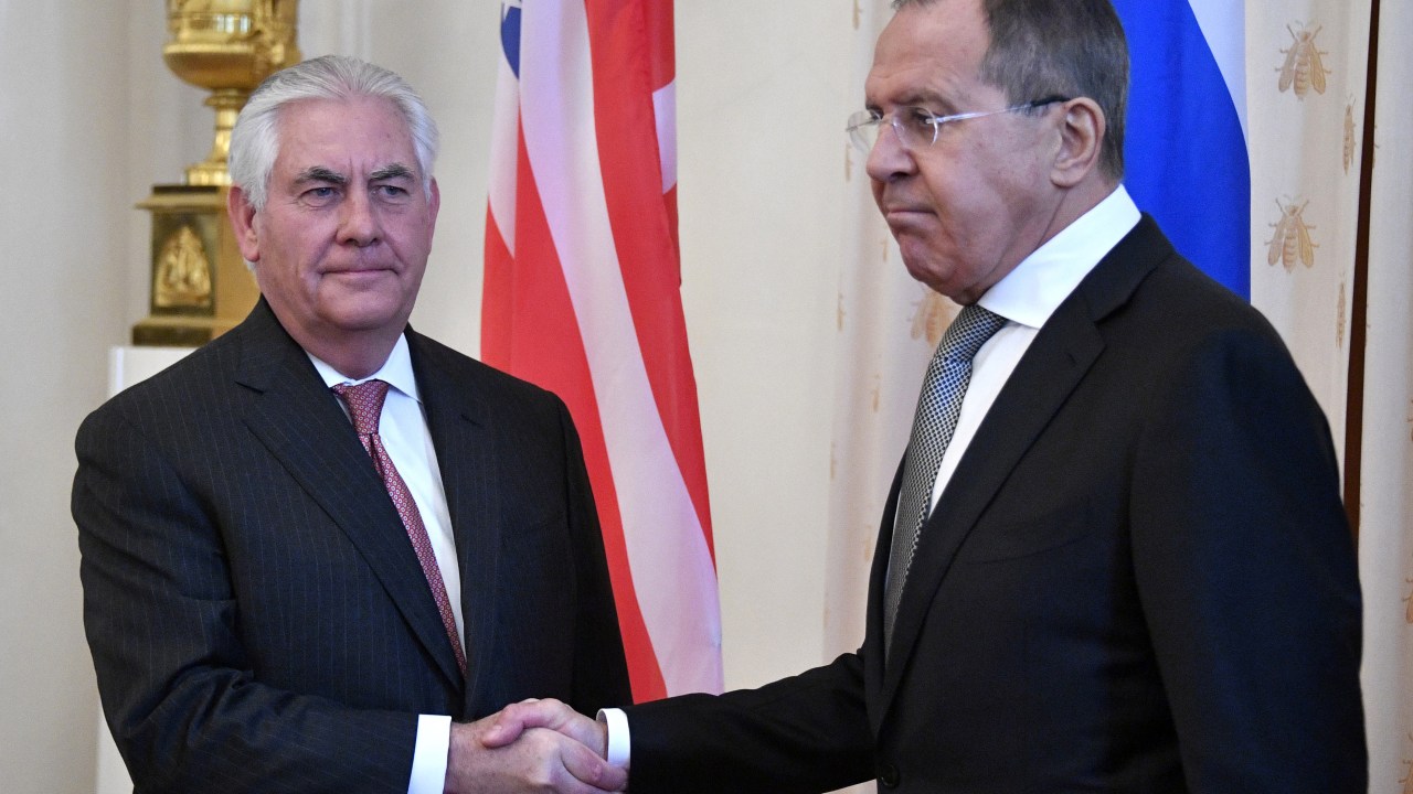 O chanceler americano Rex Tillerson e o russo Sergei Lavrov encontram-se em Moscou para falar sobre os ataques químicos na Síria, em 12 de abril de 2017.