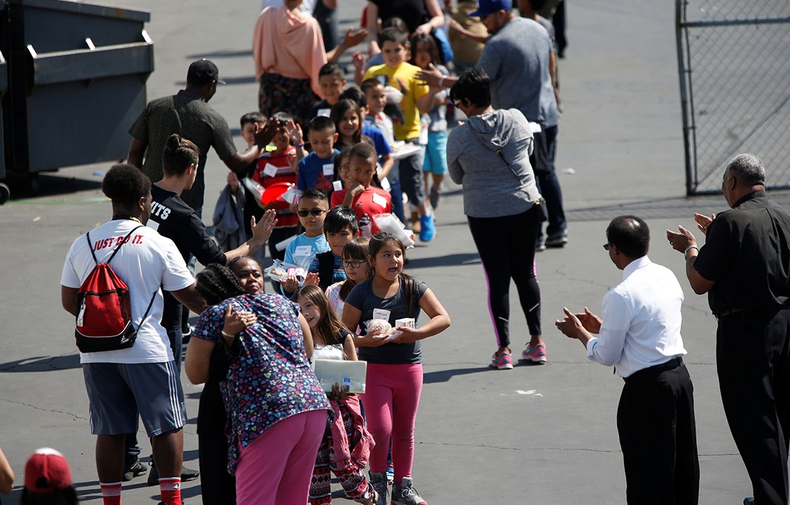 Crianças evacuam escola após tiroteio na cidade de San Bernardino, na Califórnia