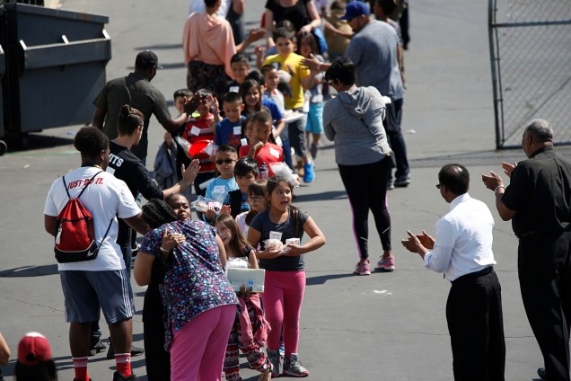 Crianças evacuam escola após tiroteio na cidade de San Bernardino, na Califórnia. Quatro pessoas morreram - 10/04/2017