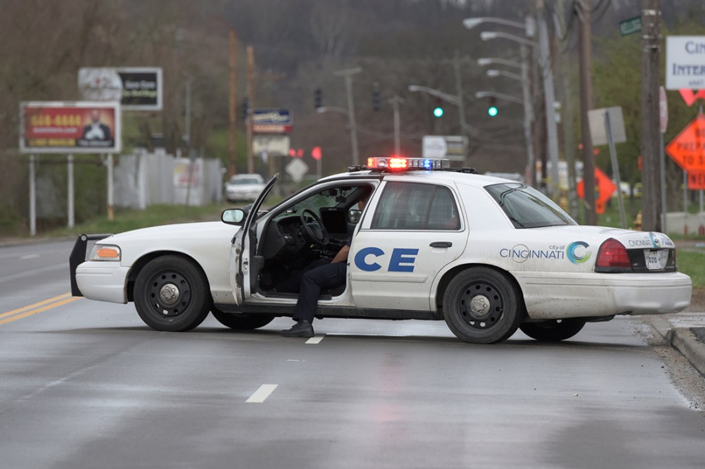 (Foto de arquivo): Carro da polícia de Ohio interdita via de acesso à boate Cameo, onde houve tiroteio com um morto e mais de 10 feridos