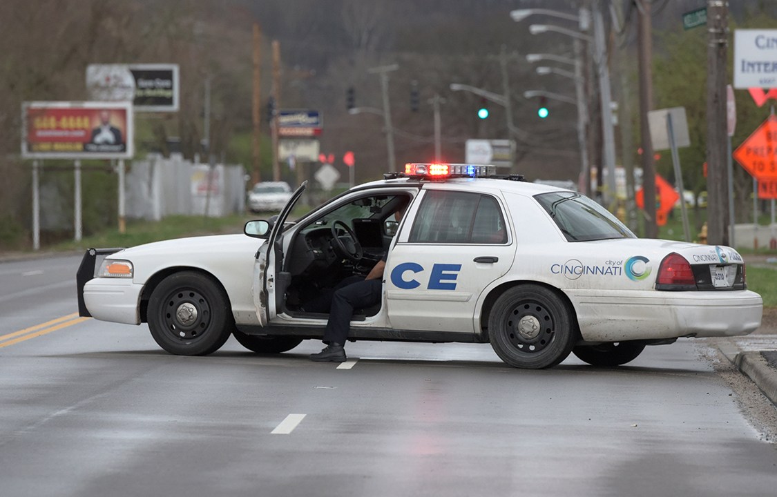 (Foto de arquivo): Carro da polícia de Ohio interdita via de acesso à boate Cameo, onde houve tiroteio com um morto e mais de 10 feridos