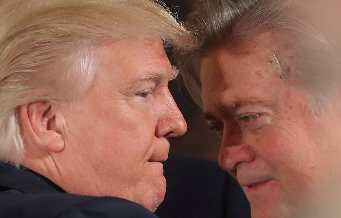 Presidente Donald Trump conversa com Steve Bannon durante cerimônia de juramento na Casa Branca, em Washington