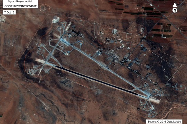 Syria é visto nesta imagem de satélite de DigitalGlobe liberada pelo Departamento de Defesa dos EUA em 6 de abril de 2017 depois de anunciar as forças dos EUA conduziram um míssil de cruzeiro contra o aeródromo da Força Aérea Síria.