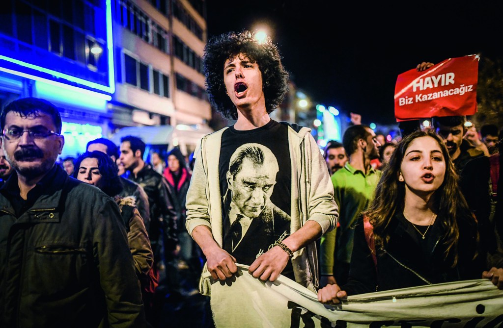 Jovem com camiseta com imagem do presidente turco Mustafa Kemal Ataturk, fundador da Turquia moderna, em protesto contra Recep Erdogan, em Istambul, no dia 17 de abril
