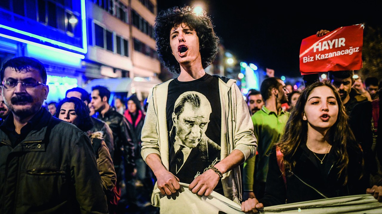 Jovem com camiseta com imagem do presidente turco Mustafa Kemal Ataturk, fundador da Turquia moderna, em protesto contra Recep Erdogan, em Istambul, no dia 17 de abril