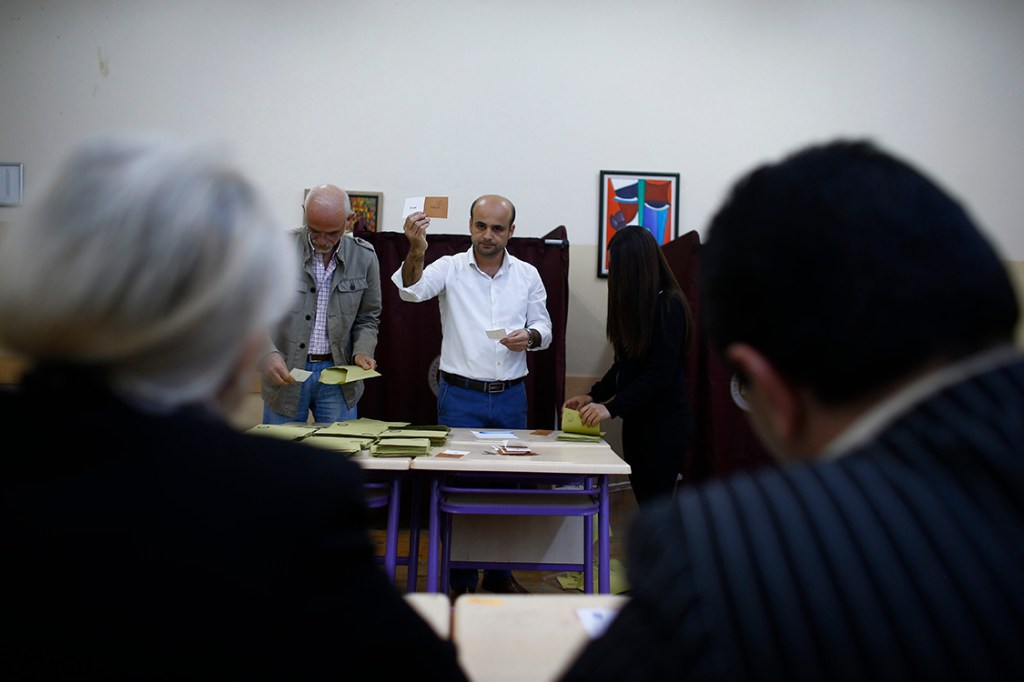 Autoridades fazem contagem de votos de referendo realizado hoje, na Turquia