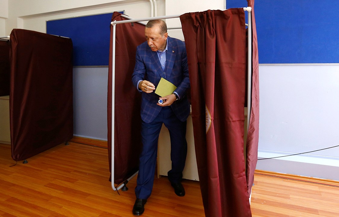 Presidente da Turquia, Tayyip Erdogan, vota em referendo em Istambul