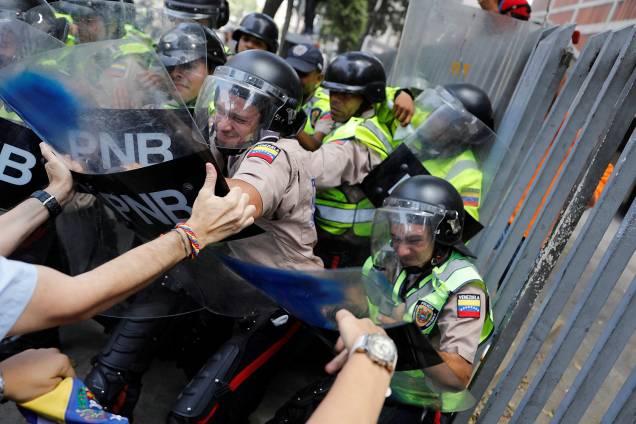 Manifestantes entram em confronto com policiais durante um protesto contra o governo do presidente Maduro, em Caracas, Venezuela - 04/04/2017 Manifestantes entram em confronto com policiais durante um protesto contra o governo do presidente Maduro, em Caracas, Venezuela - 04/04/2017
