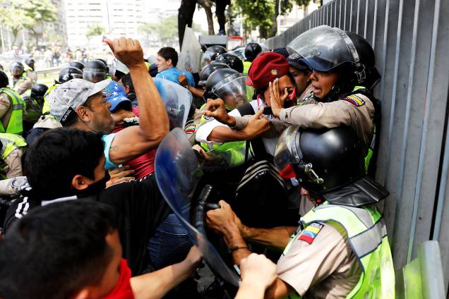 Manifestantes entram em confronto com policiais durante um protesto contra o governo do presidente Maduro, em Caracas, Venezuela - 04/04/2017 Manifestantes entram em confronto com policiais durante um protesto contra o governo do presidente Maduro, em Caracas, Venezuela - 04/04/2017