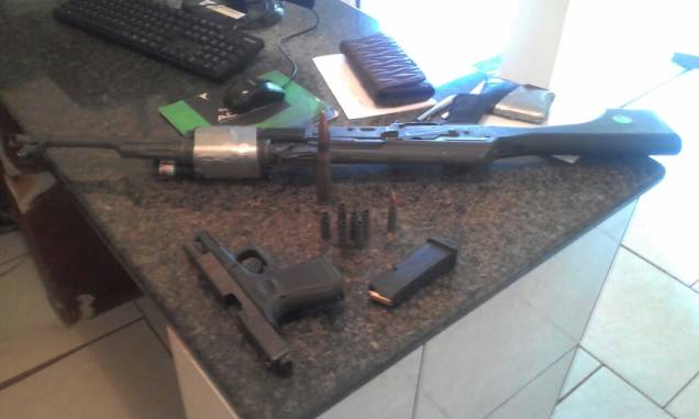 Fuzil e pistola apreendidos após assalto no Paraguai, em Ciudad del Este Fuzil e pistola apreendidos após assalto no Paraguai, em Ciudad del Este
