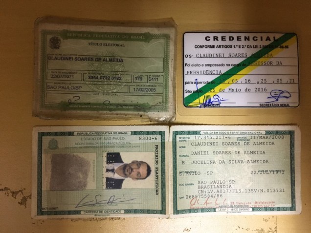 Documentos de Claudinei Soares de Almeida, suspeito de assalto no Paraguai morto em confronto com policiais