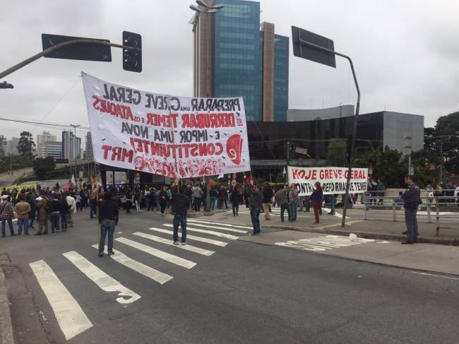 Greve geral 28/04: manifestação bloqueia Av. Francisco Morato, em São Paulo