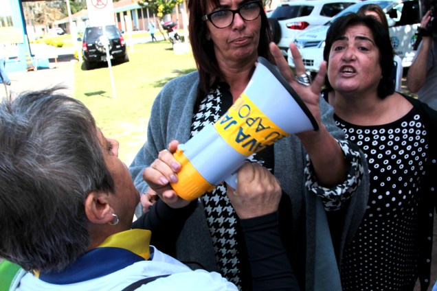 Manifestantes pró e contra José Dirceu discutem em frente ao complexo médico penal em Curitiba - 03/05/2017