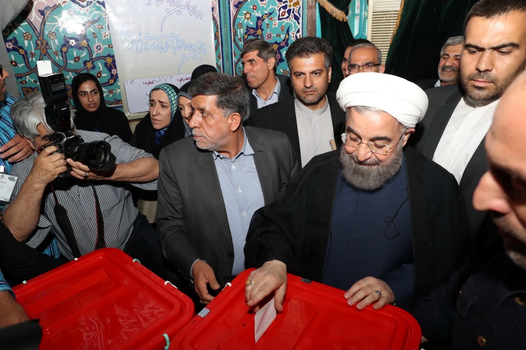 Presidente do Irã, Hassan Rouhani, vota durante eleição em Teerã