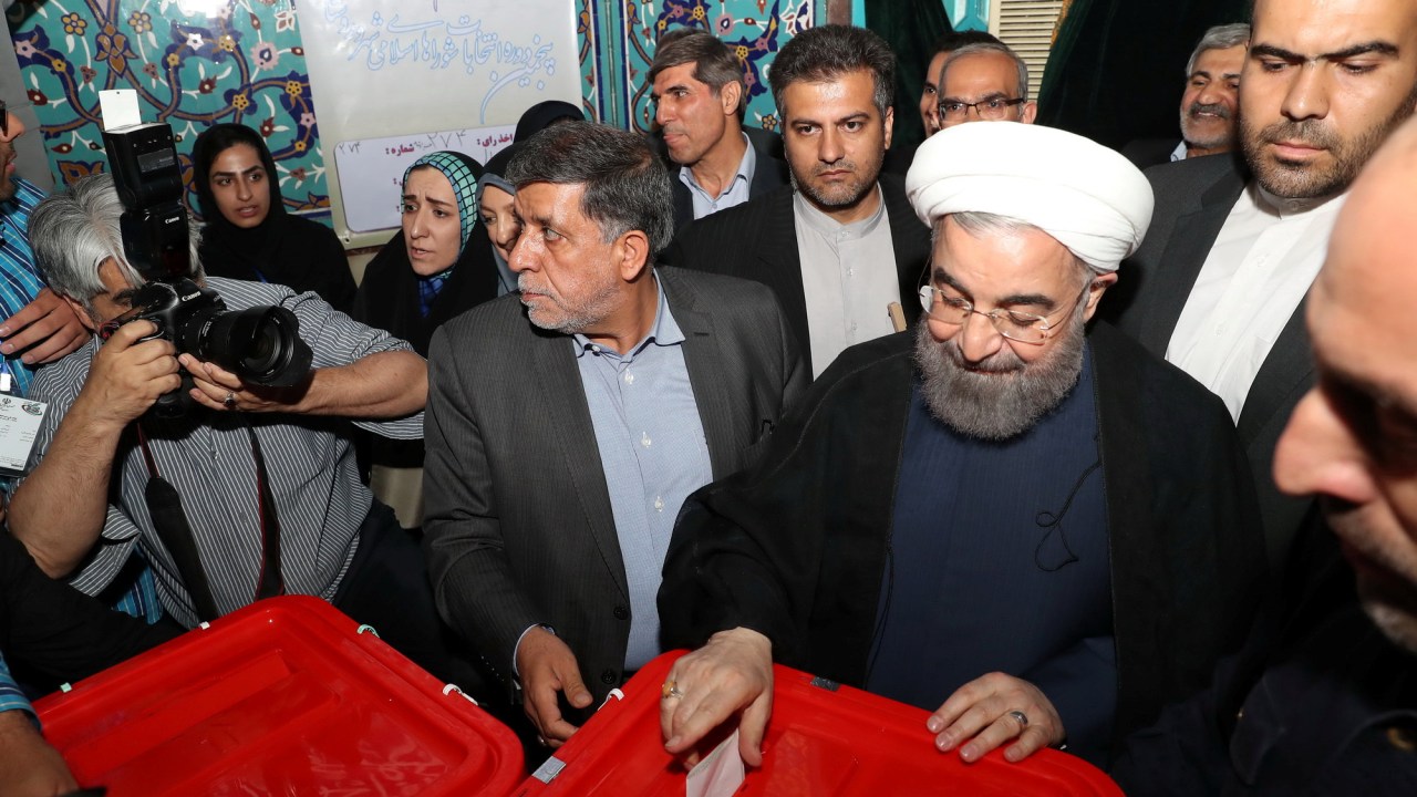 Presidente do Irã, Hassan Rouhani, vota durante eleição em Teerã