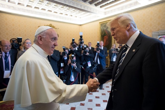 O presidente dos Estados Unidos, Donald Trump, e o papa Francisco se cumprimentam durante encontro no Vaticano - 24/05/2017