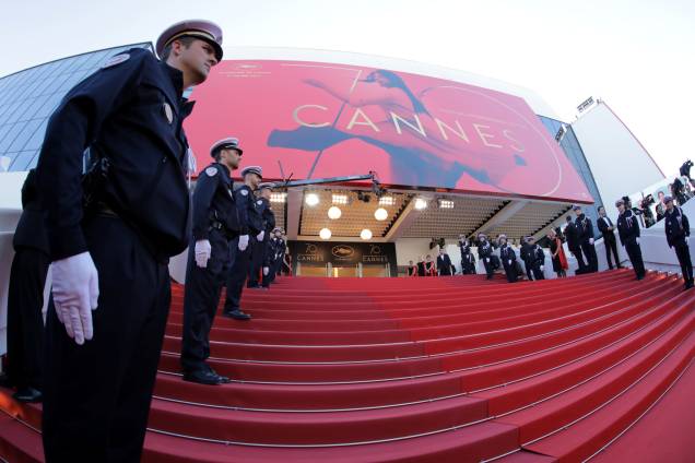 Policiais monitoram entrada e tapete vermelho da 70ª edição do Festival de Cannes de cinema, na França - 17/05/2017