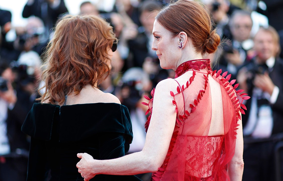 Atrizes Susan Sarandon e Julianne Moore, no tapete vermelho do Festival Cannes de cinema, na França