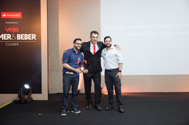 Delcio Bianchini Quadros, do Santander, entrega prêmio de empreendedor para Rafael Santos Timotheo da Costa, do Grand Toro Steakhouse