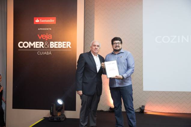 Vagner Giglio, diretor da CASACOR, com Marcio Augusto Pratício: prêmio de melhor hambúrguer para o Cozinha dos Fundos Vagner Giglio, diretor da CASACOR, com Marcio Augusto Pratício: prêmio de melhor hambúrguer para o Cozinha dos Fundos