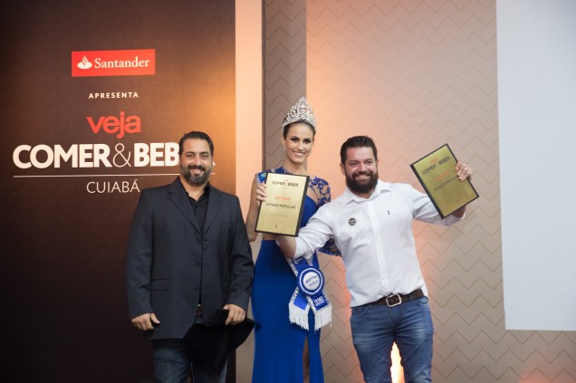 A miss Mato Grosso Taiany Zimpel, e Kadu Meoli e Sergio Maciel Couto, do Ditado Popular: bar venceu duplamente