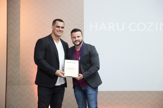 <span>O judoca David Moura entrega prêmio a Lucas Trevisan Bongiovanni, do Haru Cozinha Oriental</span>