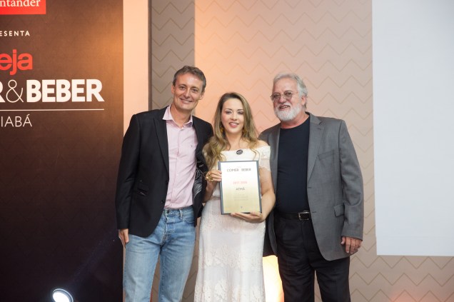 <span>João Carlos Caldeira </span><span>entrega prêmio de melhor restaurante da Chapada dos Guimarães para Adriana Costa e Antonio Checchin, do Atmã</span>
