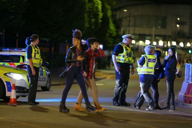 Explosão deixa mortos e feridos em show de Ariana Grande na Inglaterra. Público evacua o Manchester Arena após barulho de explosão - 22/05/2017