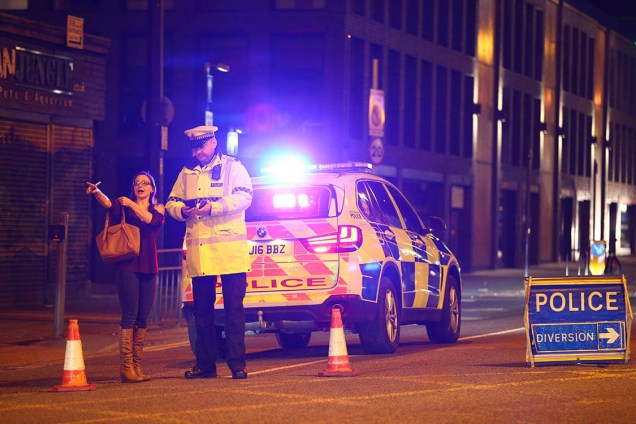 Polícia isola rua próxima à Manchester Arena, na Inglaterra