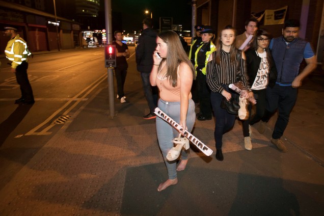 Explosão deixa mortos e feridos em show de Ariana Grande na Inglaterra . Público evacua o Manchester Arena após barulho de explosão - 22/05/2017