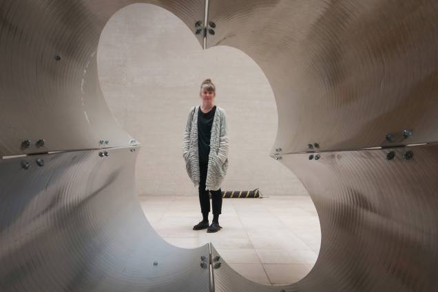Artista Nina Canell posa ao lado de sua obra, exposta na Bienal de arte de Veneza, na Itália Artista Nina Canell posa ao lado de sua obra, exposta na Bienal de arte de Veneza, na Itália