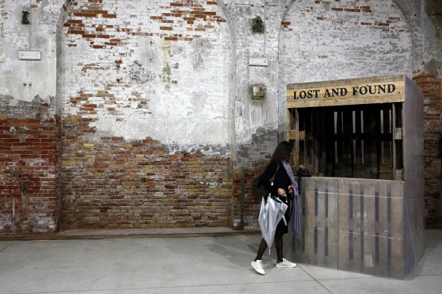 Visitante tira selfie em frente à obra "Lost and Found", da artista Sislej Xhafa, exposta na Bienal de arte de Veneza