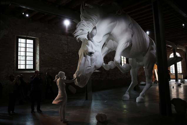 Visitantes observam a obra "Horse Problem", da artista Claudia Fontes, na Bienal de arte de Veneza que fica em cartaz até novembro Visitantes observam a obra "Horse Problem", da artista Claudia Fontes, na Bienal de arte de Veneza que fica em cartaz até novembro