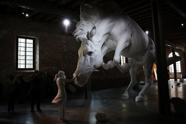 Visitantes observam a obra "Horse Problem", da artista Claudia Fontes, na Bienal de arte de Veneza que fica em cartaz até novembro