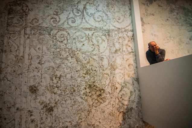 Visitante observam a obra "Sun Stand Still", da artista Gal Weinstein, na Bienal de arte de Veneza que fica em cartaz até novembro