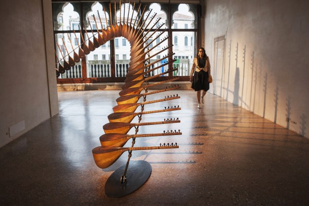 Visitante observam a obra "Under the Sun", do grupo artístico Hypnotica Performance, na 57ª Bienal de arte de Veneza, na Itália