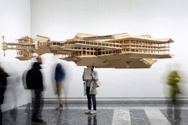 Visitantes apreciam a obra "Reflection Model", do artista japonês Takahiro Iwasaki, na Bienal de arte de Veneza Visitantes apreciam a obra "Reflection Model", do artista japonês Takahiro Iwasaki, na Bienal de arte de Veneza